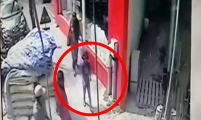 Kaldırımda yürüyen çocuğun başına çimento torbası düştü