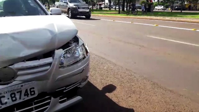 Três veículos se envolvem em colisão na Av. Brasil