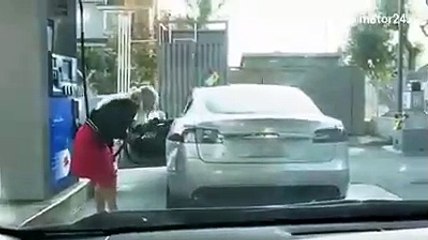 Une femme tente de faire le plein avec sa Tesla Model S