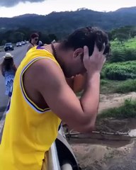 Il fait tomber son téléphone au milieu des crocodiles