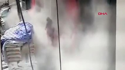 Dha Dış ? Kaldırımda Yürüyen Çocuğun Başına Çimento Torbası Düştü?