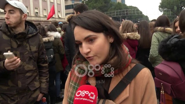 Ora News - Studentët protestojnë para kryeministrisë, bllokojnë dhe rrugët