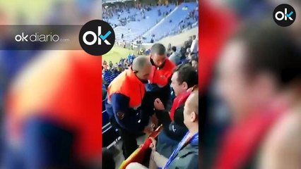 A este aficionado del @RCDEspanyol le prohiben sacar la  bandera de España con el escudo del Español