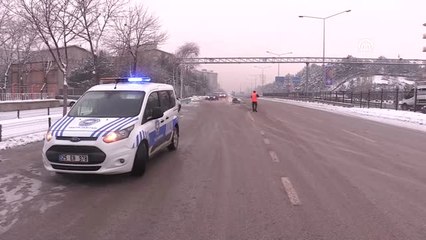 Kontrolden Çıkan Tır Park Halindeki 3 Otomobile Çarptı