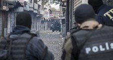 Diyarbakır'da Teröristlerle Güvenlik Güçleri Arasında Çıkan Çatışmada 2 Polis Yaralı