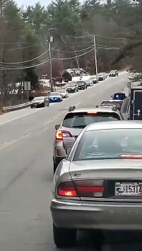 Des policiers installent une herse pour stopper une course poursuite