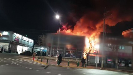 고양시 덕이동 타이어 매장에서 화재 / YTN