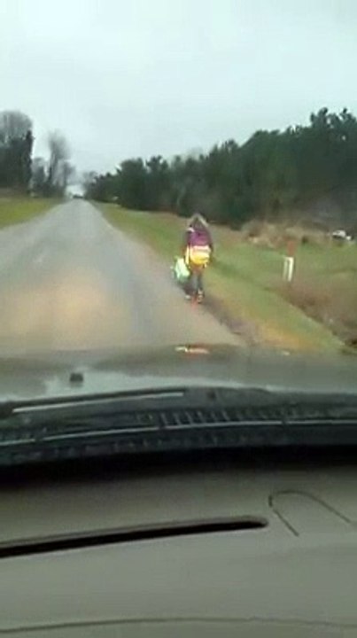 Il punit sa fille en lobligeant à aller à lécole en marchant