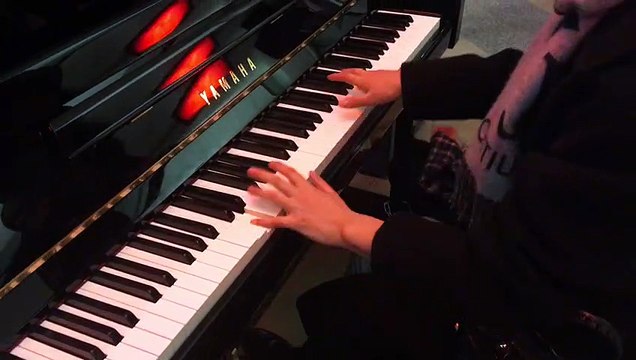 Premières notes sur le nouveau piano de la gare du Mans