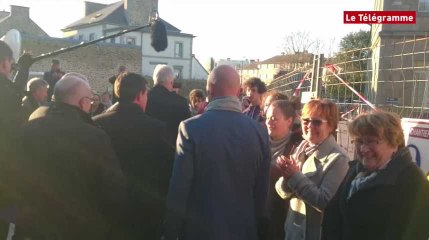 Manuel Valls giflé à Lamballe, en Bretagne