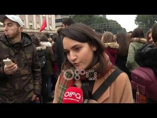 Ora News - Studentët kërcënojnë me grevë, asnjë tërheqje nga kërkesat e tyre