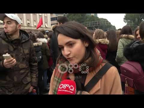 Ora News - Studentët kërcënojnë me grevë, asnjë tërheqje nga kërkesat e tyre