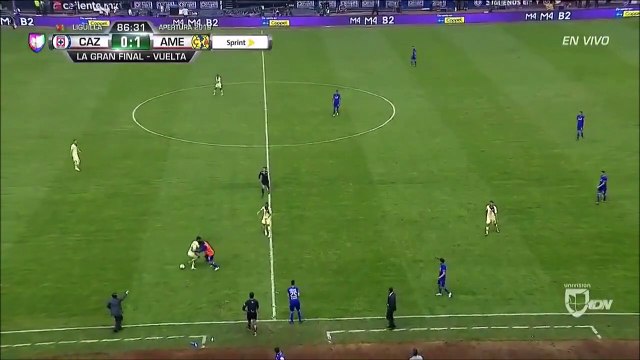 Cruz Azul's Gerardo Flores gets red card for suddenly going from the bench to get the ball vs Club America!