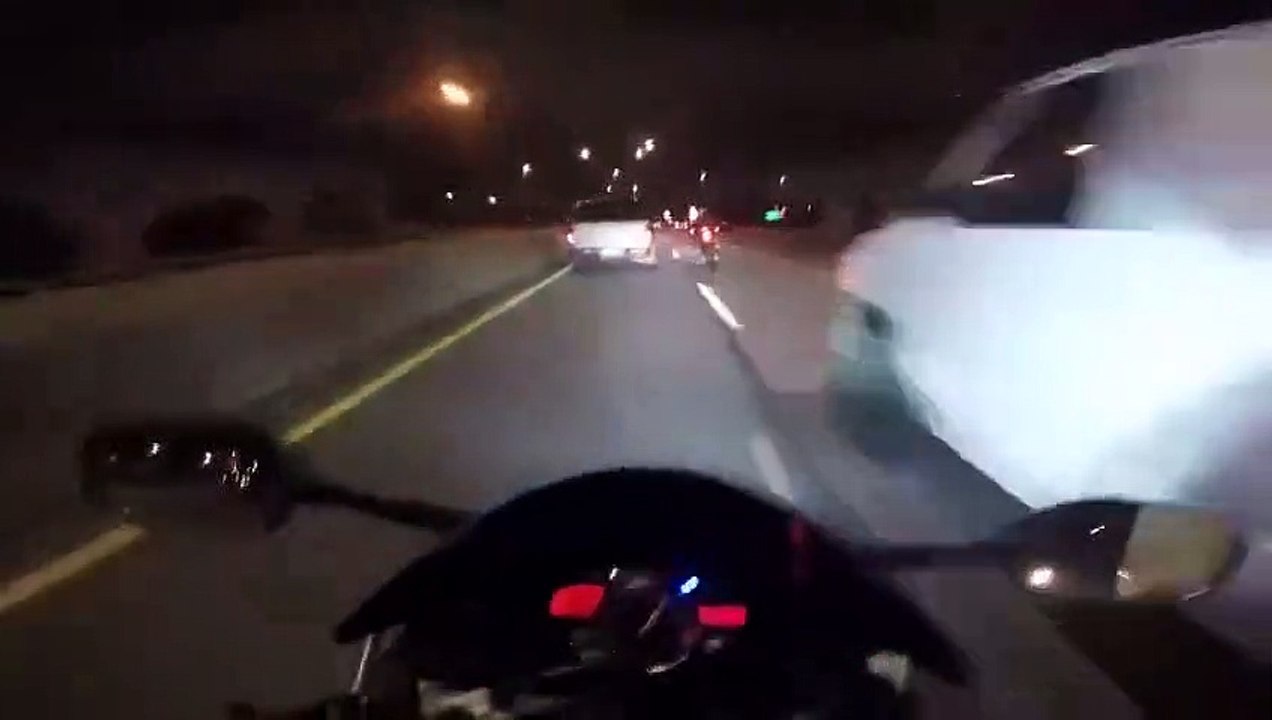 Course-poursuite incroyable entre une moto S1000RR, une audi R8 et une yamaha R6