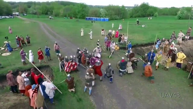 Un Drone se prend la lance d'un homme en armure lors dun festival médiéval en Russie