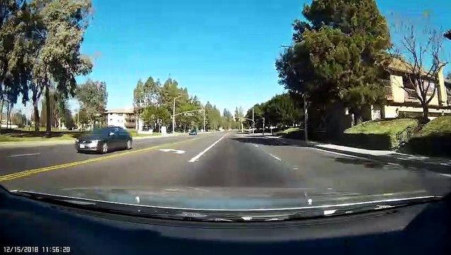 ¡Salva a un niño que jugaba solo en la carretera!
