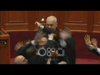 Live - Studentë e qytetarë protestë para parlamentit, tensione brenda në seancë