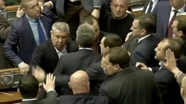 شاهد: شجار في البرلماني الأوكراني بسبب ملصق يصف سياسيا بأنه عميل بوتين