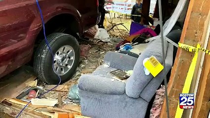 Ngủ gật, tài xế lao xe xuyên thủng nhà dân