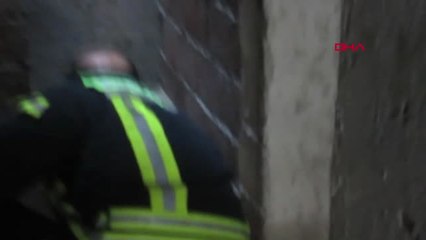 Manisa İnşaata Düşen Yavru Köpek, Annesinin Havlamasıyla Fark Edildi