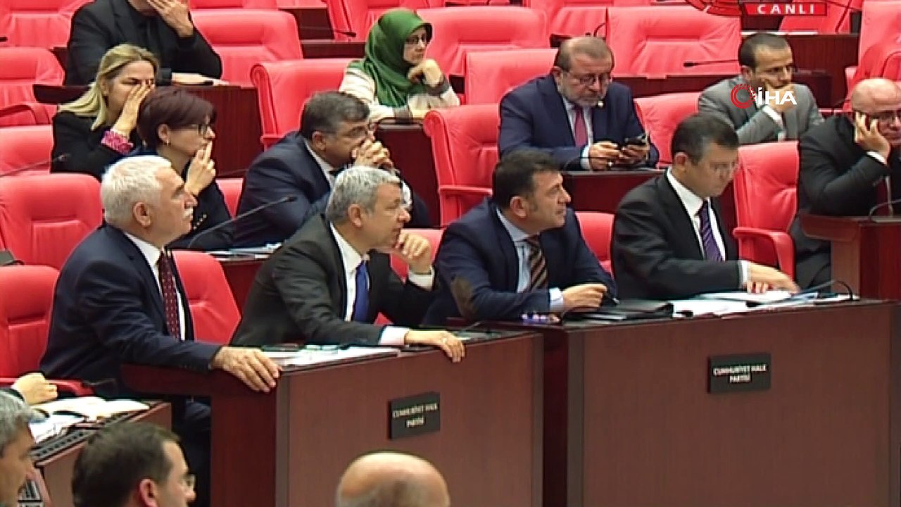 FETÖ darbe teşebbüsüne ilişkin olarak Akar, 'Saat 20.30'da alçaklar içeri girdiler, kafamıza silah dayadılar. 'Başımıza geçeceksin' dediler. Ben bunu reddettim. Kafanıza silah dayalıyken, kaç kişi 'hayır' diyebilecek'