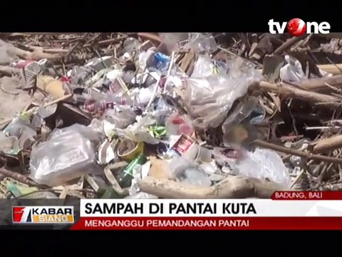 Sampah Menumpuk di Pantai Kuta