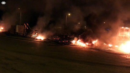 Les Gilets jaunes incendient leurs installations au rond-point du Rocher à Montmorot (Jura)