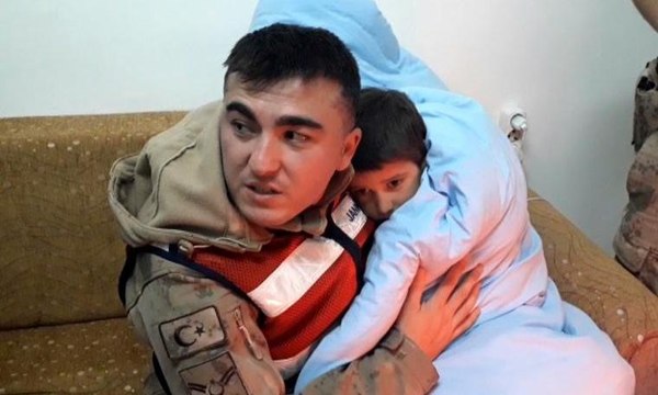 Kaybolan çocuk, 8 saat sonra donmak üzereyken bulundu