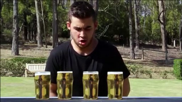 Il va boire ses 4 bières en moins de dix secondes !!