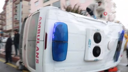 Ambulans ile otomobil çarpıştı: 6 yaralı