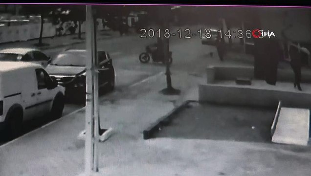 Motosiklet ile otomobilin çarpışma anı güvenlik kamerasında