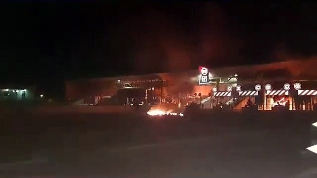Le péage de Bandol incendié en marge d'un rassemblement des gilets jaunes