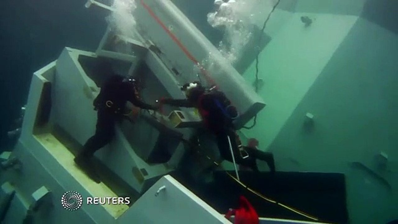 Tauchgang zu gesunkenem kriegsschiff