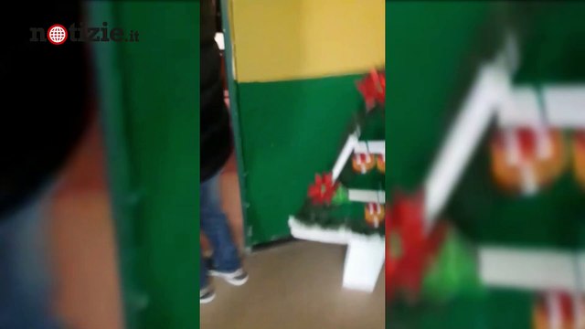 Gela, rissa tra mamme a scuola durante la recita di Natale: bimbi spaventati | Notizie.it