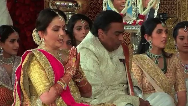 Isha Ambani - Anand Wedding: बेटी की शादी में इन पलों ने इमोशनल किया Mukesh Ambani को | Boldsky