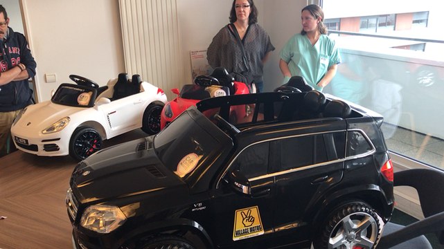 Des voitures électriques pour transporter les enfants au bloc opératoire