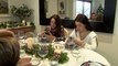Los móviles, los 'otros invitados' en la mesa navideña de los españoles
