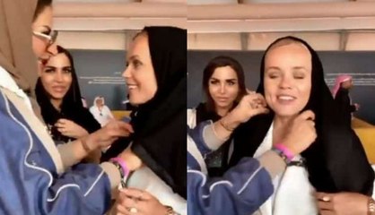 فيديو سائحة انبهرت بالحجاب فوضعته لها أميرة سعودية