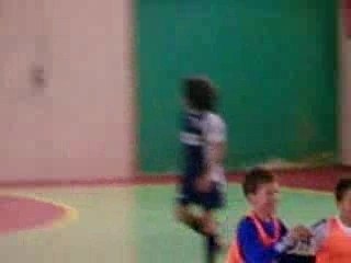 Enzo marque un coup franc