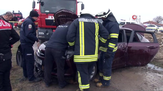 Direksiyon hakimiyetini kaybeden sürücü otomobili ile kanala uçtu