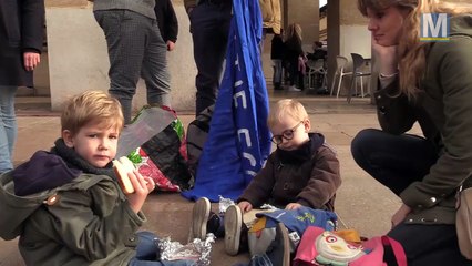 Aides maternelles et parents d'eleves ensemble devant la mairie de Marseille