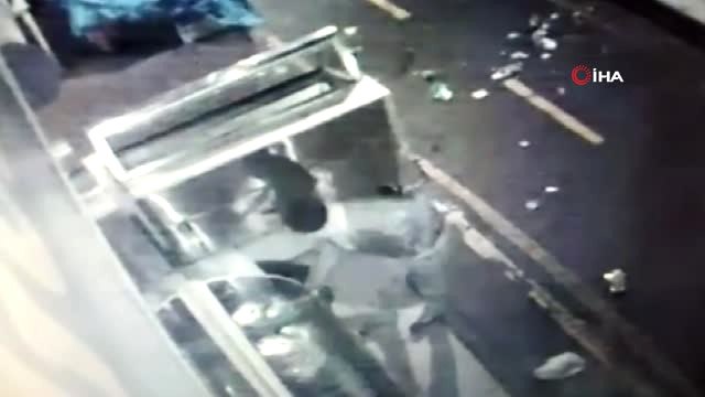 Demir Kesme Makasıyla Kilidi Kırıp, 30 Bin Lira Çaldılar