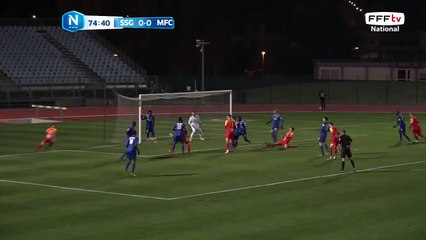 Frappe qui passe juste à côté du but