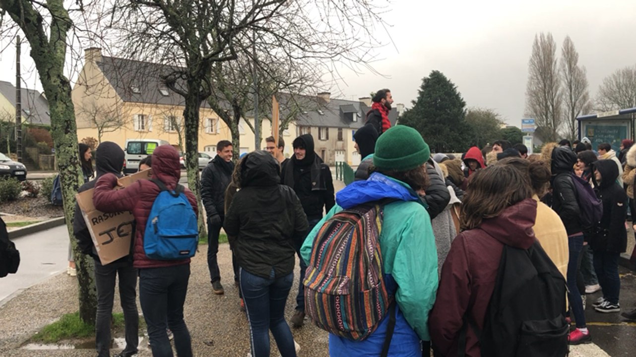 Les lycéens grévistes marchent jusqu’à la mairie