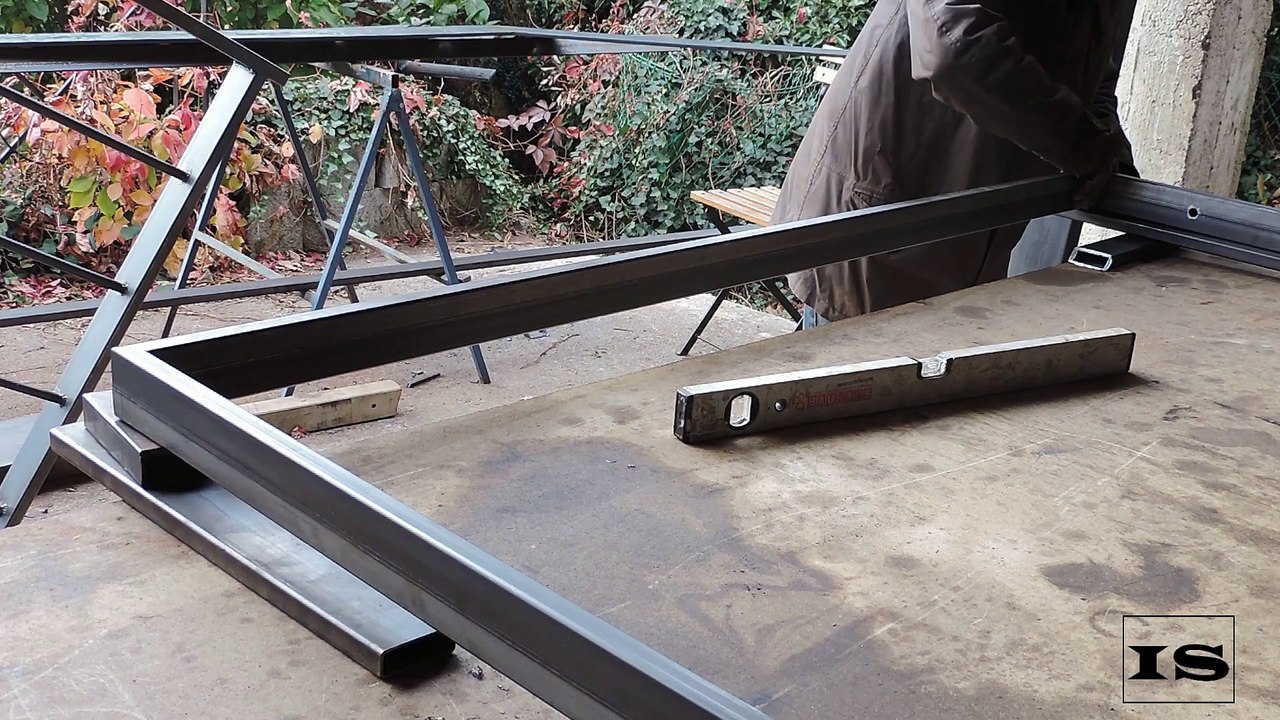 Assemblage d'un garde-corps droit en fer.
