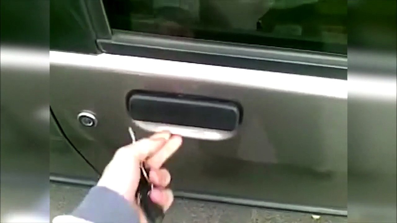 ¿No puedes entrar en tu coche? Te enseñamos un truco para abrir sin llave