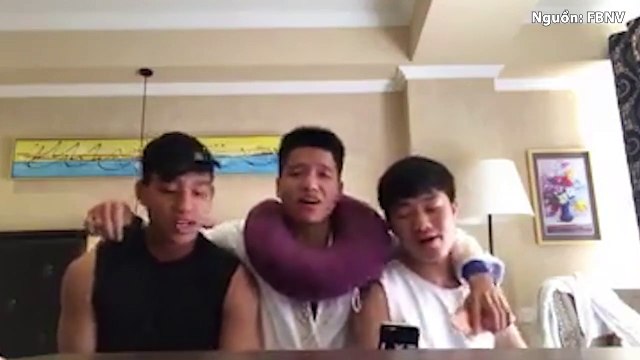 Xuân Trường - Văn Thanh đại náo mạng xã hội khi thập thò dưới gầm bàn khoe tài ca hát