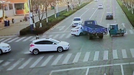 Cette voiture se fait escalader par un camion pressé !