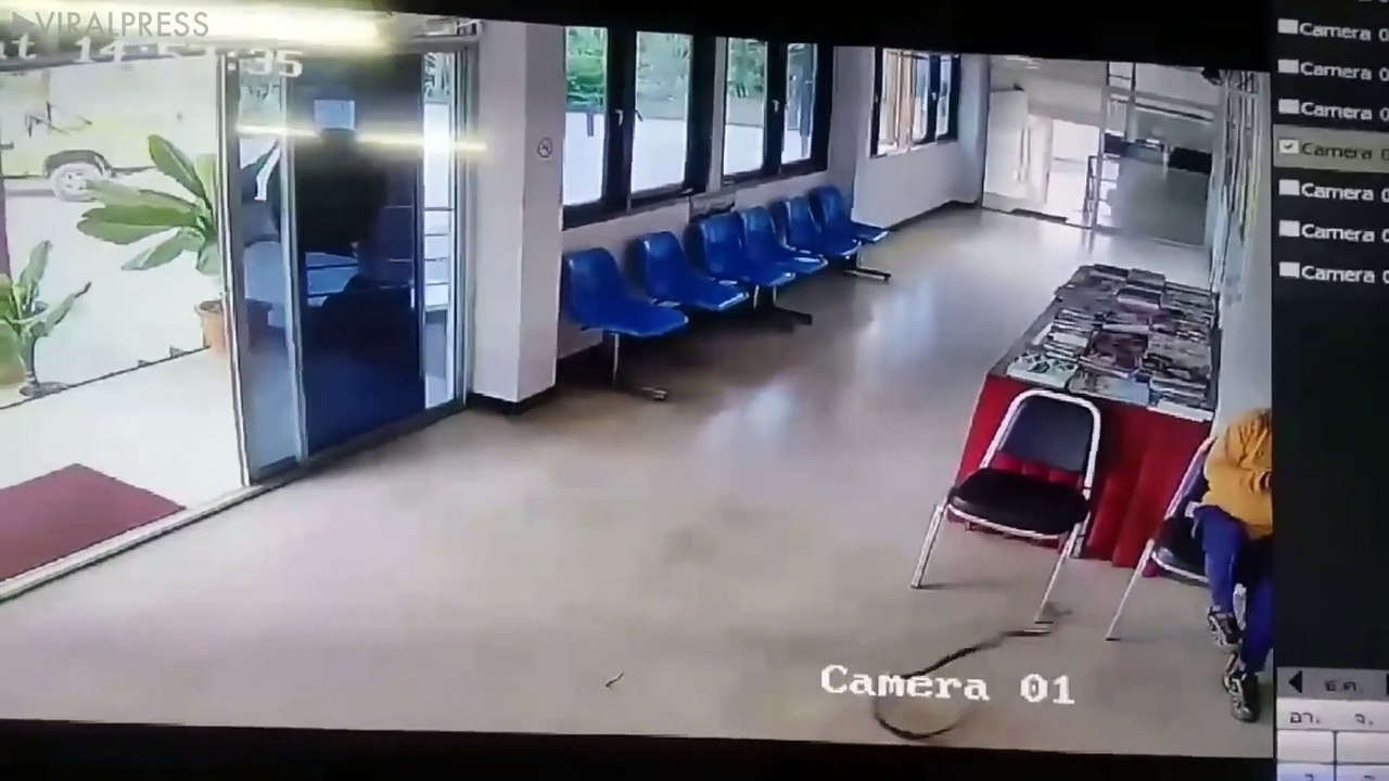 Thailande : Ce serpent entre dans un commissariat de police et s'en prend à un homme !