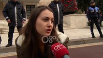 Ora News - Studentët vijojnë protestën tek kryeministria, bllokojnë dhe rrugët: S'ka dialog